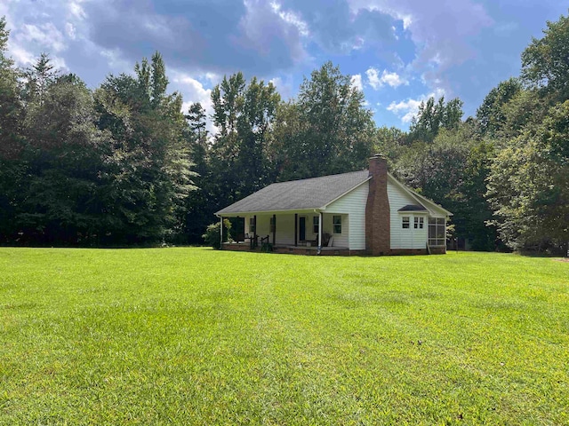 view of front of home featuring a front yard