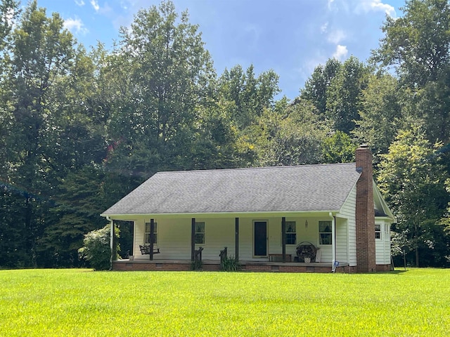 single story home featuring a front lawn and a porch