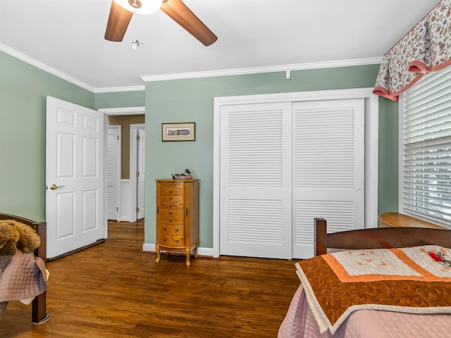 bedroom featuring dark wood-type flooring, crown molding, a closet, and ceiling fan