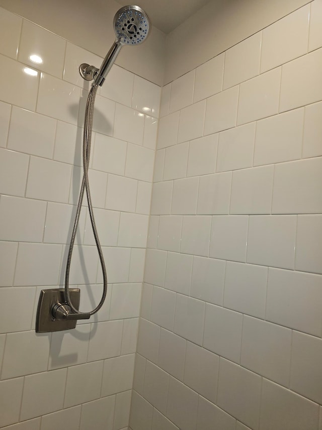 room details featuring tiled shower