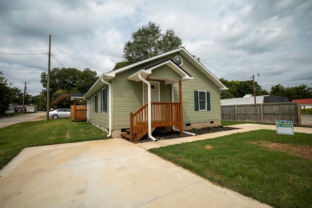 bungalow featuring a front yard