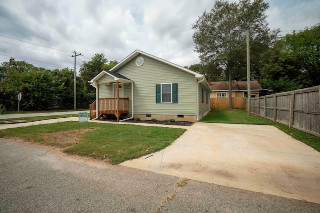 view of front of house with covered porch and a front lawn