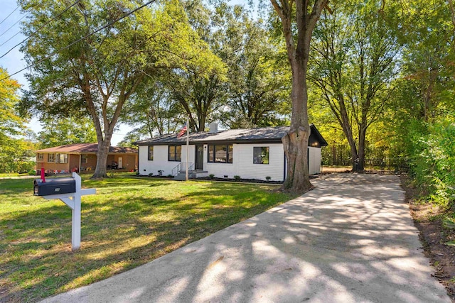 view of front of home with a front lawn