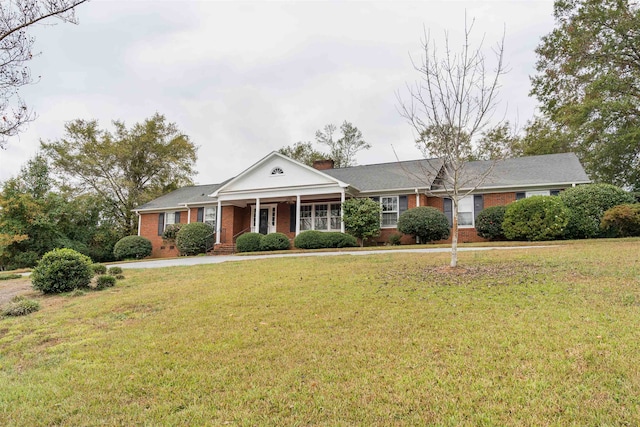 view of front of house featuring a porch and a front lawn