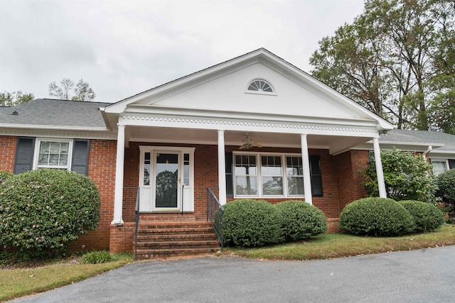 view of front of property featuring ceiling fan