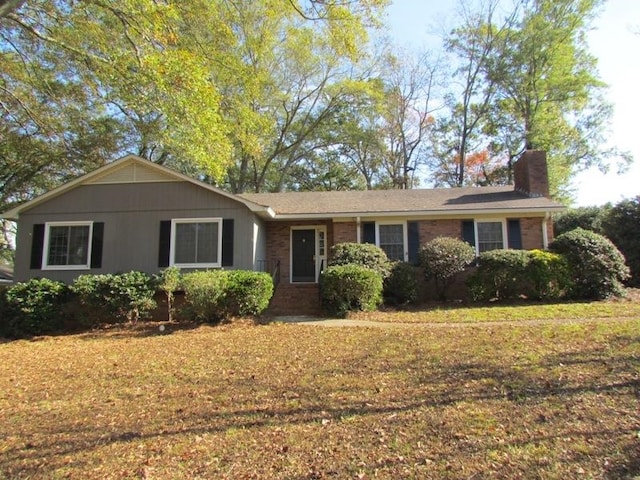 ranch-style home featuring a front lawn