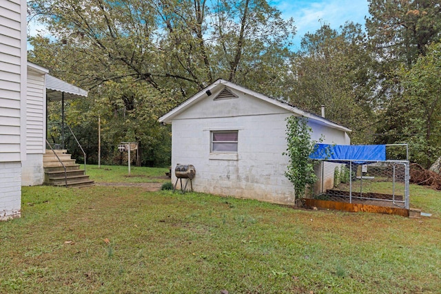 view of yard featuring an outdoor structure