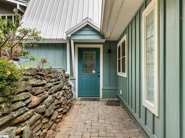 property entrance with covered porch