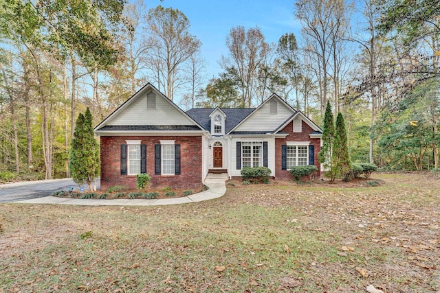 view of front of home featuring a front yard