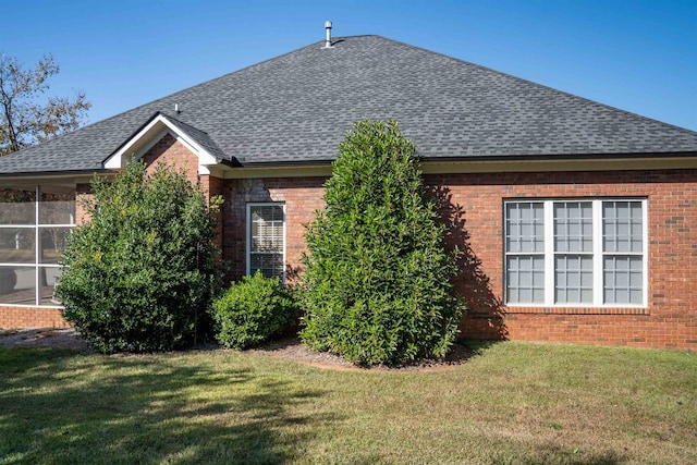 view of side of property featuring a lawn