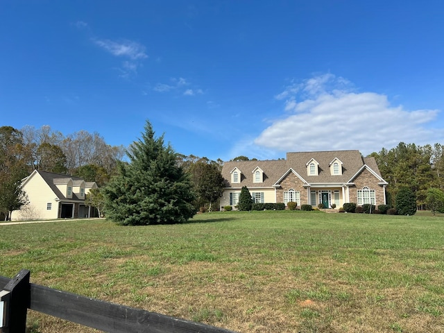 view of front of property featuring a front yard