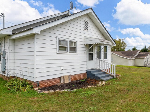 back of house featuring a lawn