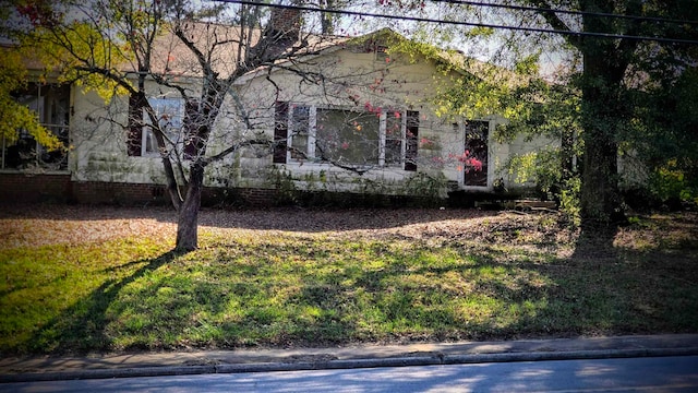 view of front of home with a front yard