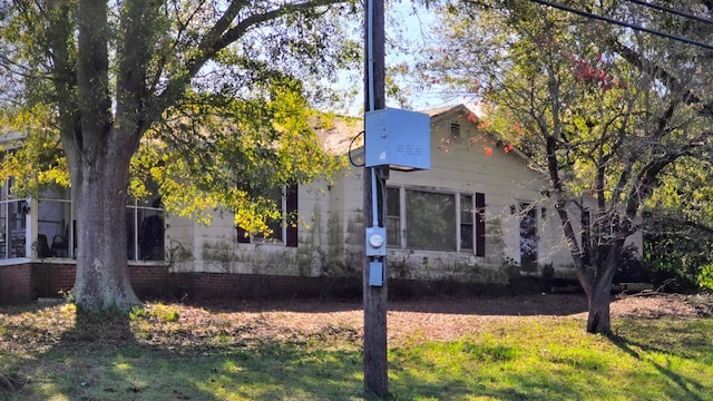 view of side of property featuring a yard