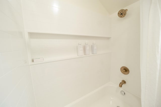 bathroom with tiled shower / bath combo