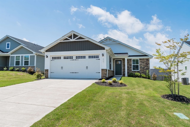 craftsman house featuring a front lawn and a garage