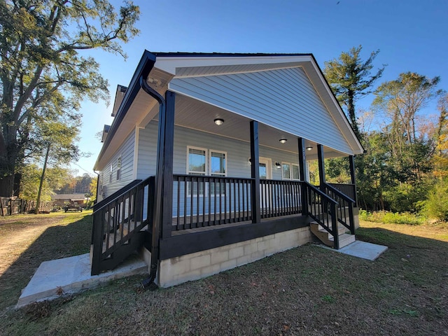 view of front facade with a porch and a front yard