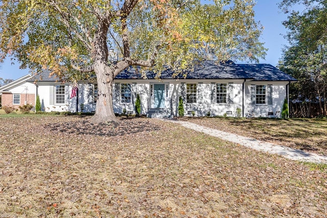 view of front of home featuring a front yard