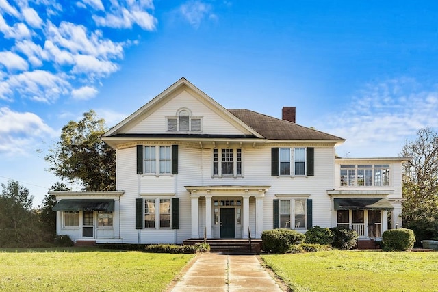 view of front of house featuring a front lawn