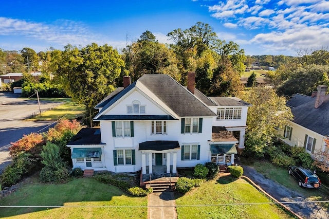 view of front of home featuring a front yard