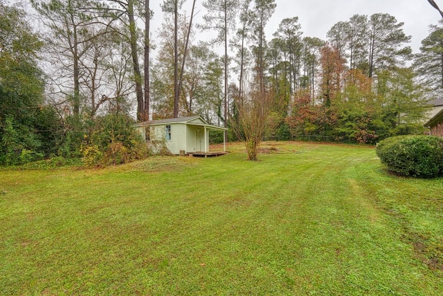 view of yard featuring an outbuilding