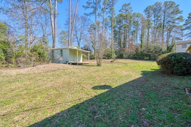 view of yard with an outbuilding