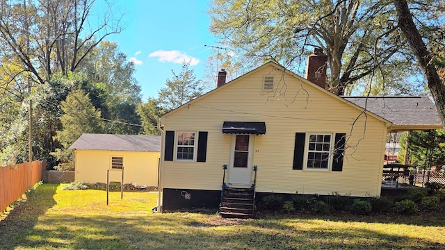 view of front facade featuring a front lawn