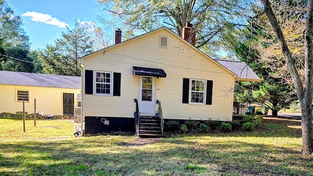 view of front facade featuring a front lawn