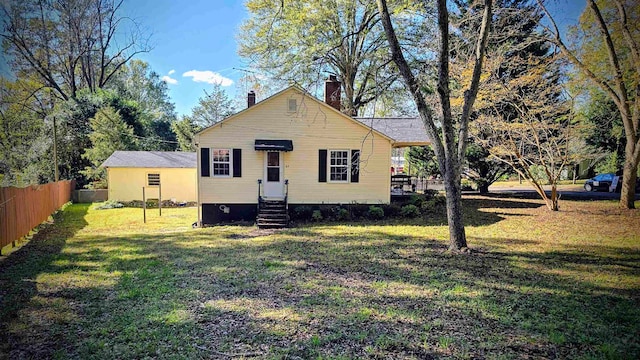 view of front of property featuring a front lawn