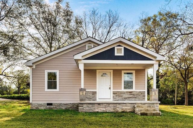 view of front of home with a front lawn and covered porch