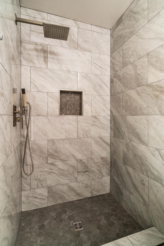 bathroom featuring a tile shower