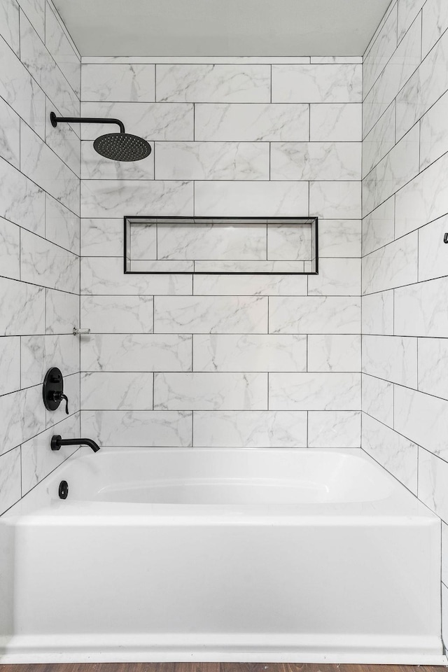 bathroom featuring tiled shower / bath combo