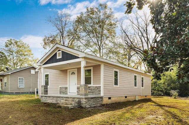 view of front of property featuring covered porch and a front lawn