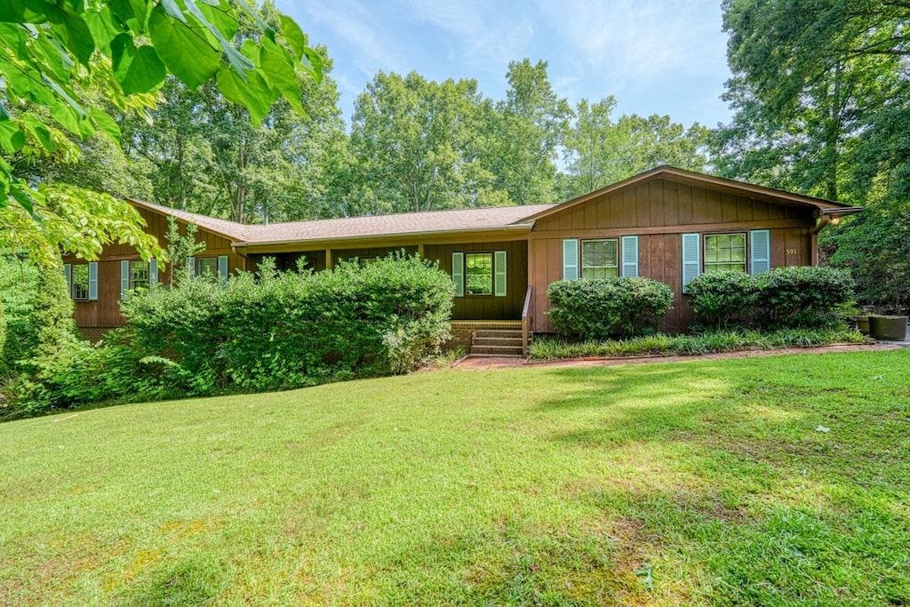 ranch-style home featuring a front lawn