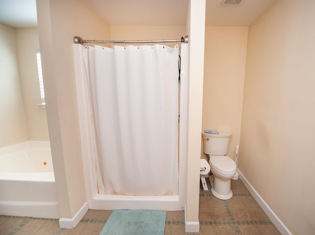 bathroom featuring toilet and curtained shower