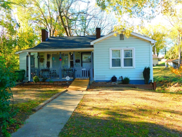 view of front of home featuring a porch and a front yard