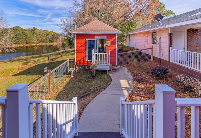 view of yard featuring a water view