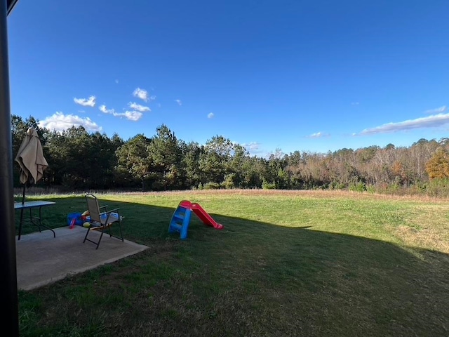 view of yard featuring a patio