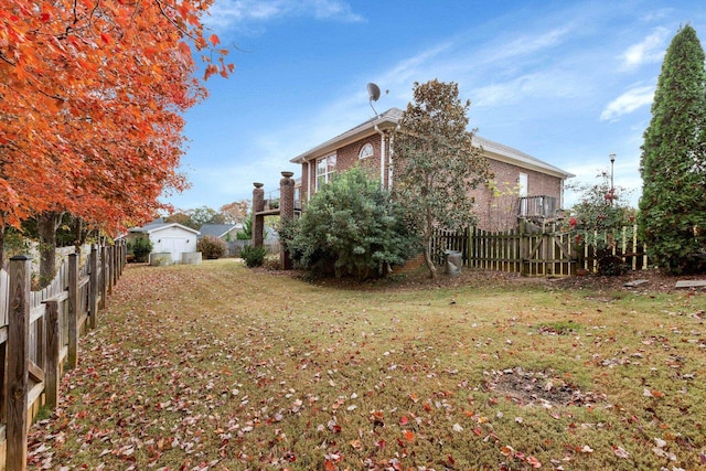 view of side of property featuring a lawn