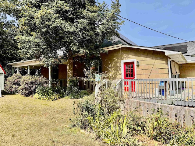 view of front of house with a front lawn