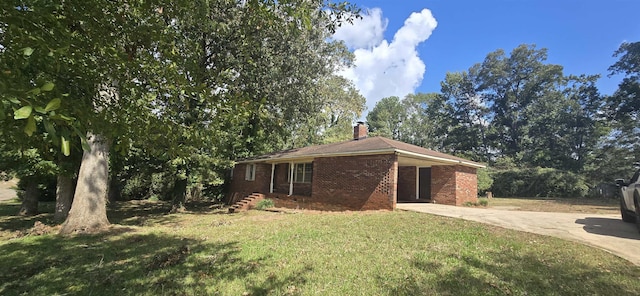 view of side of property featuring a lawn