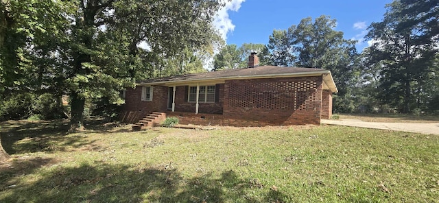 view of side of property featuring a lawn