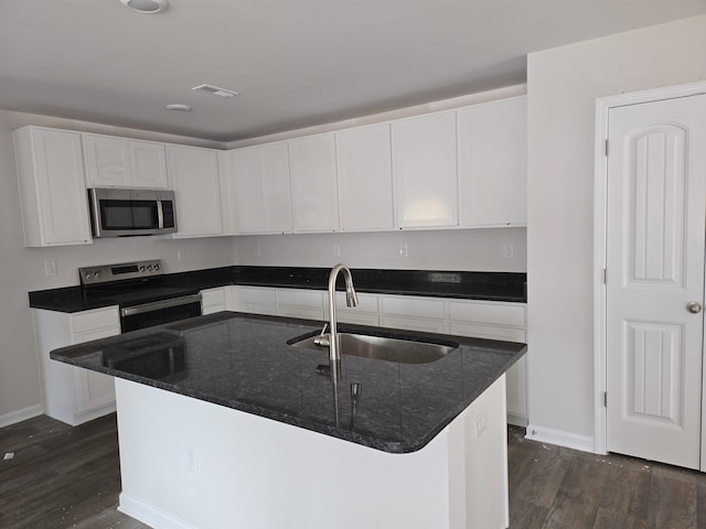 kitchen featuring stainless steel appliances, a kitchen island with sink, sink, white cabinets, and dark hardwood / wood-style floors