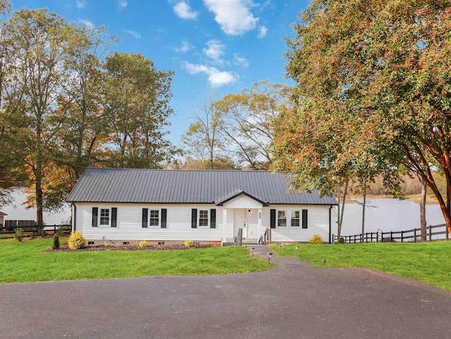 single story home with a front lawn