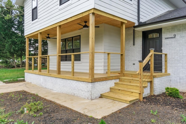 property entrance with ceiling fan and covered porch