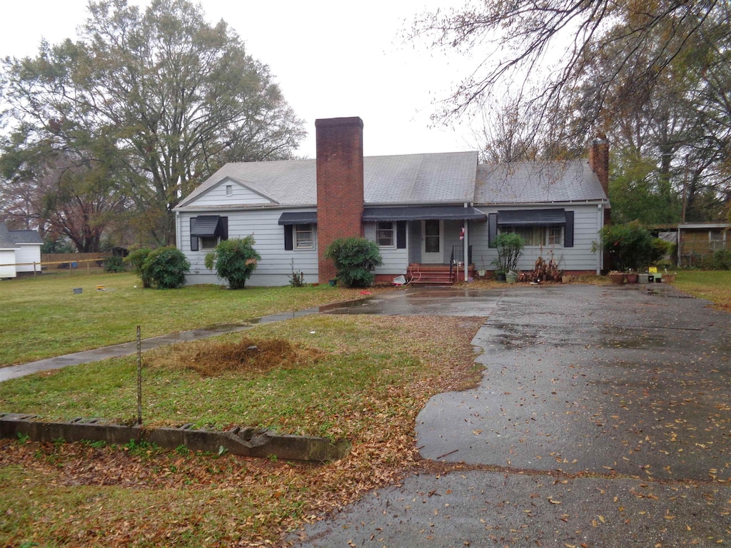 view of front of property with a front yard