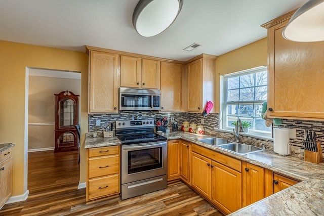 kitchen with backsplash, sink, dark wood-type flooring, and appliances with stainless steel finishes