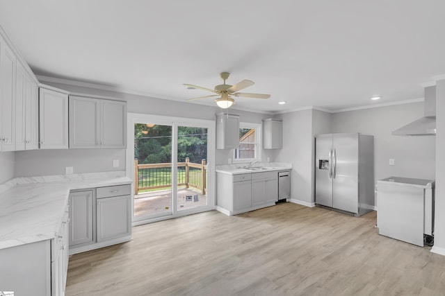 kitchen with ceiling fan, stainless steel appliances, light hardwood / wood-style flooring, crown molding, and gray cabinets