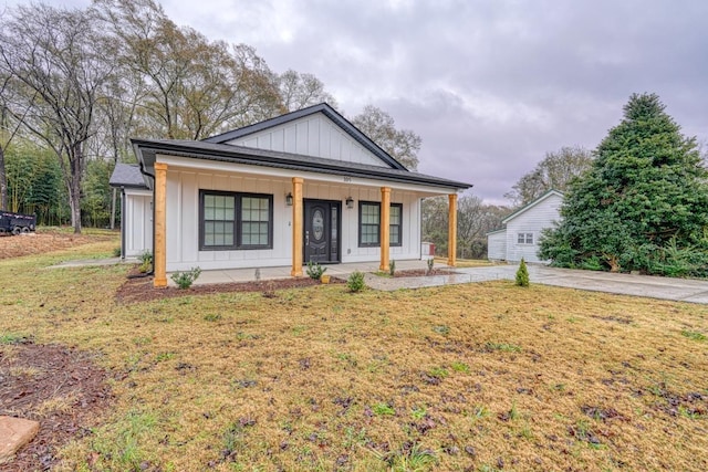 view of front facade with covered porch and a front yard