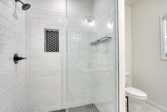 bathroom with toilet and tiled shower